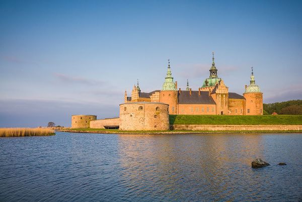 Bibikow, Walter 아티스트의 Sweden-Kalmar-Kalmar Slott castle-dawn작품입니다.